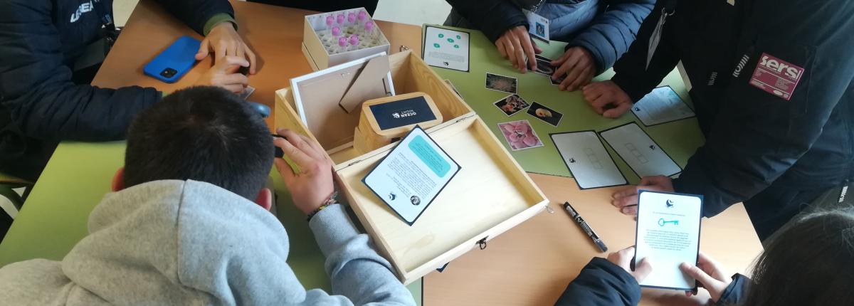 Grupo de alumnos resolviendo las pistas del juego